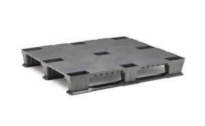 CLOSED LIGHTWEIGHT INDUSTRIAL PALLET WITH RUNNERS