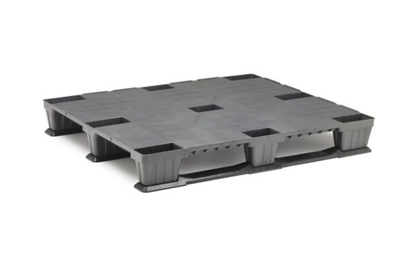 CLOSED LIGHTWEIGHT INDUSTRIAL PALLET WITH RUNNERS